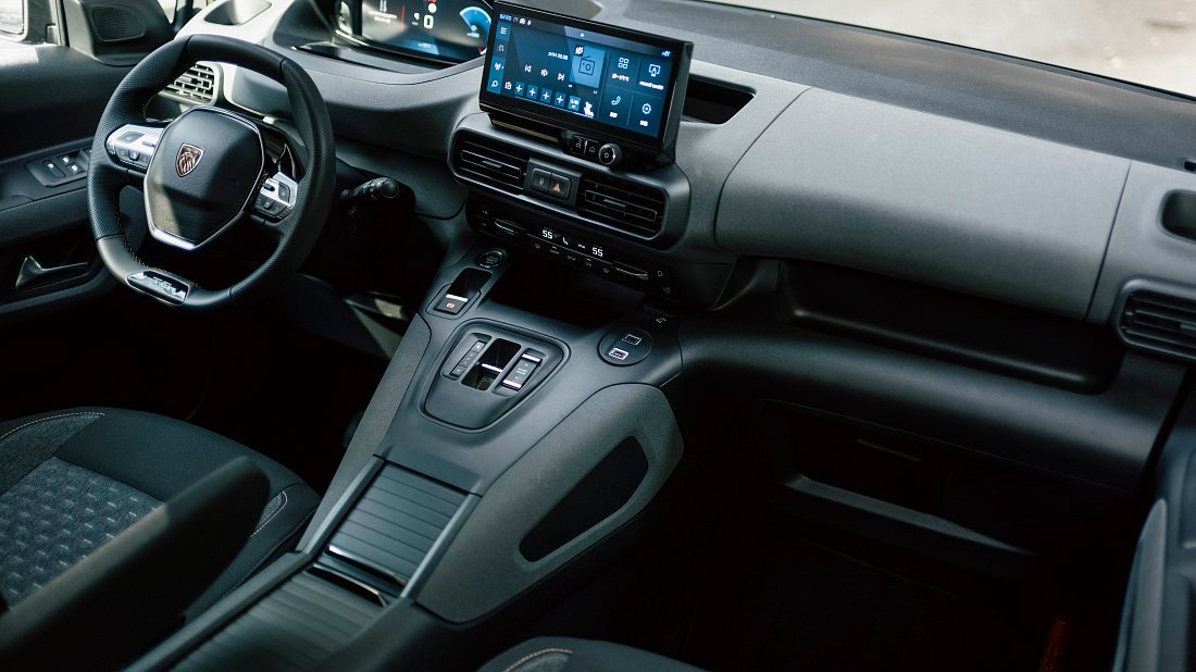 Peugeot e-Rifter M 50 kWh (2024-...) интерьер, переднее сиденье, водительское сиденье, приборная панель, рулевое колесо, информационно-развлекательная система, кокпит