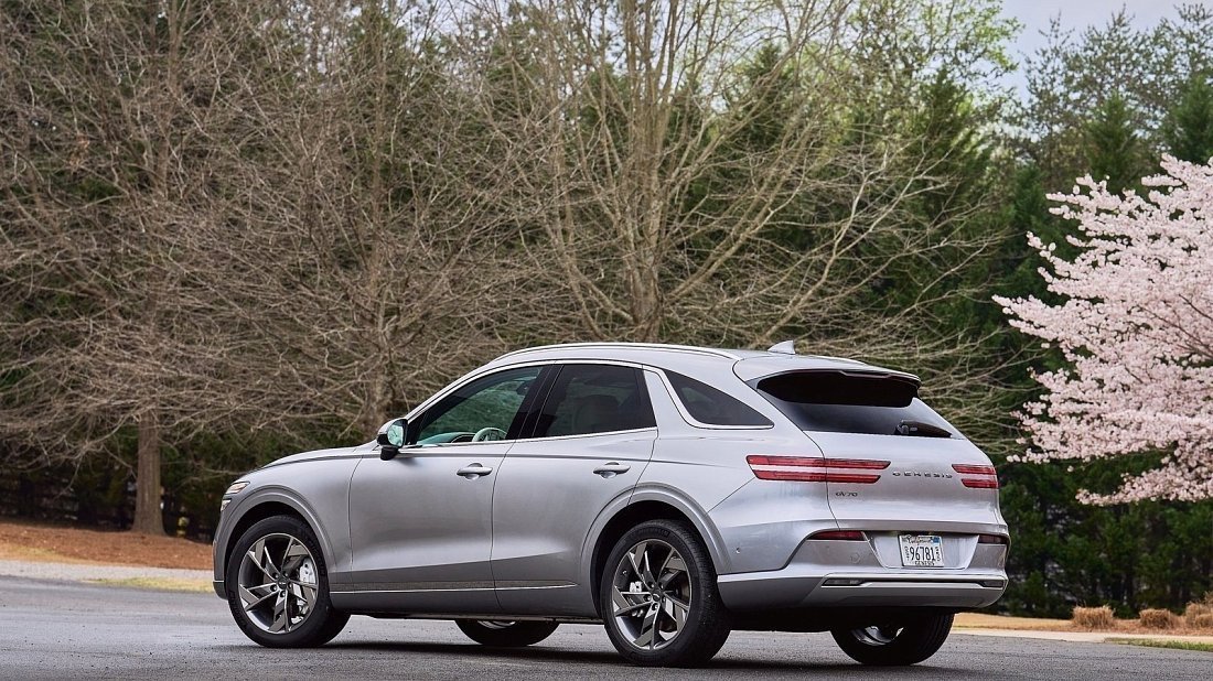 Genesis Electrified GV70 AWD (2022-…) задняя часть в три четверти, вид в три четверти, диагональ, экстерьер