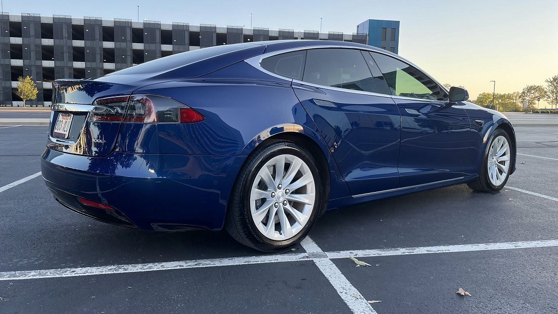 Tesla Model S 70 (2016) задняя часть в три четверти, вид в три четверти, диагональ, экстерьер