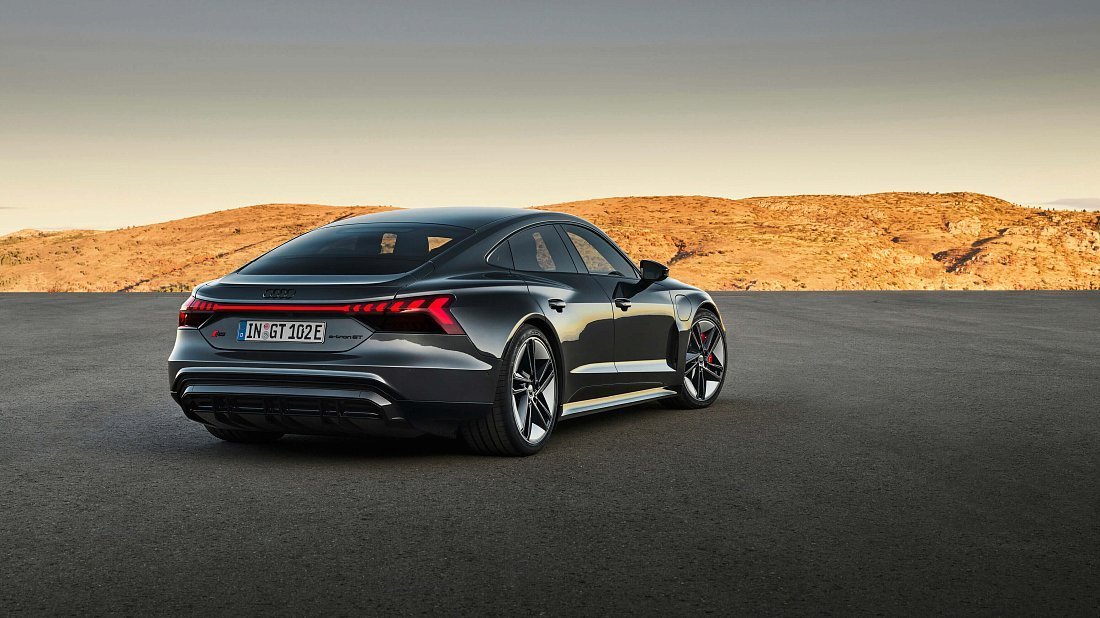 Audi e-tron GT RS (2021-2024) задняя часть в три четверти, вид в три четверти, диагональ, экстерьер