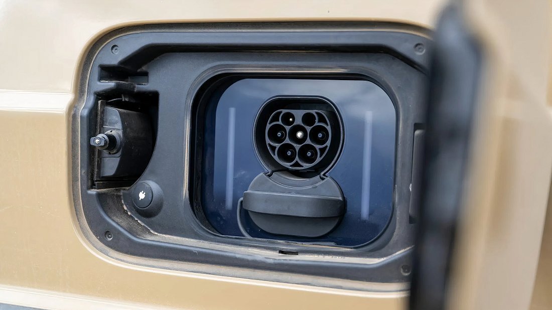Фото Mercedes G 580 EQ (2024-…) порт для зарядки (Европа)