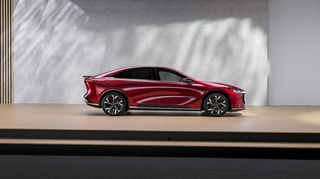 Mazda 6e Long Range (2025-…) вид сбоку, силуэт, двери, колеса, экстерьер
