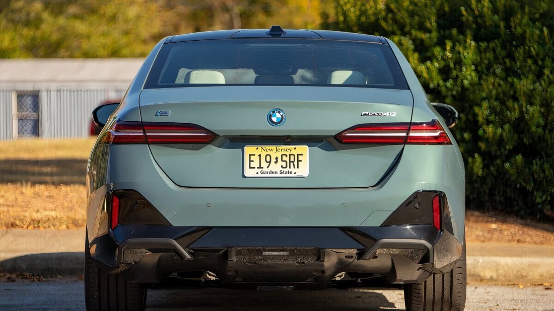 BMW i5 xDrive40 (2025-…) вид сзади, задние фонари, багажник, спойлер, эмблема, бампер, экстерьер