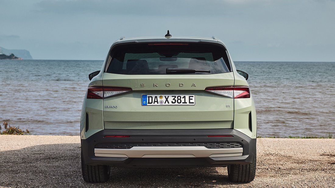 Škoda Elroq 85 (2024-...) вид сзади, задние фонари, багажник, спойлер, эмблема, бампер, экстерьер
