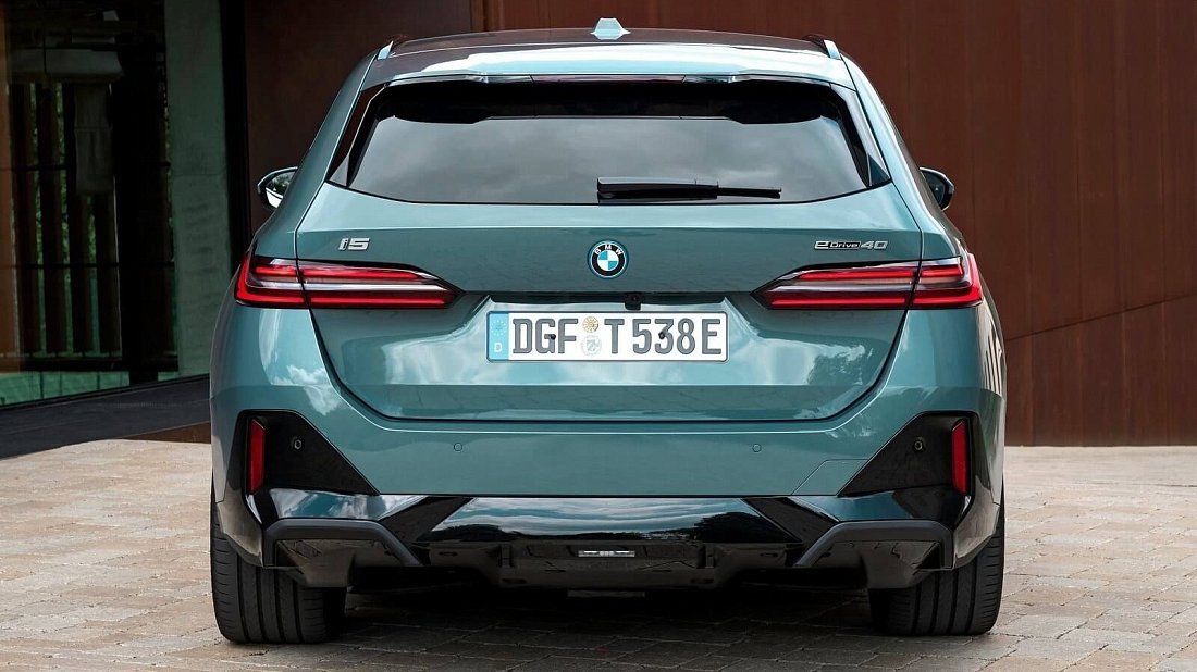 BMW i5 Touring eDrive40 (2025-…) вид сзади, задние фонари, багажник, спойлер, эмблема, бампер, экстерьер