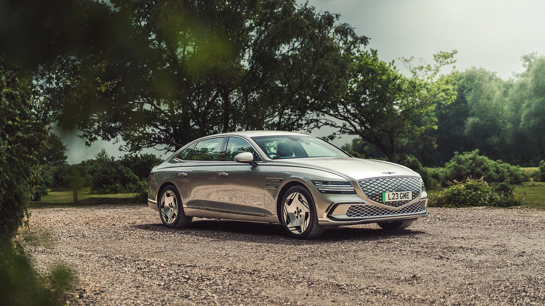 Фото Genesis Electrified G80 AWD (2025-…) вид спереди, экстерьер