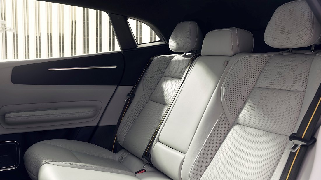 Polestar 4 Long Range Dual Motor (2024-…) задние сиденья, пассажирские сиденья, пространство для ног, пространство над головой, интерьер