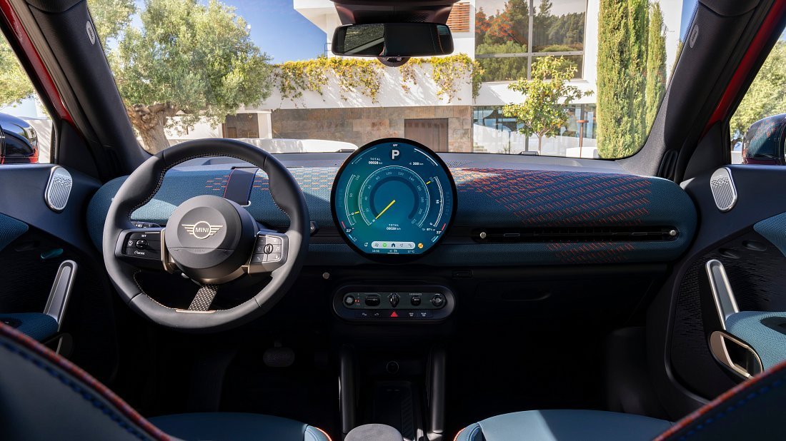 Mini Aceman SE (2024-…) интерьер, переднее сиденье, водительское сиденье, приборная панель, рулевое колесо, информационно-развлекательная система, кокпит