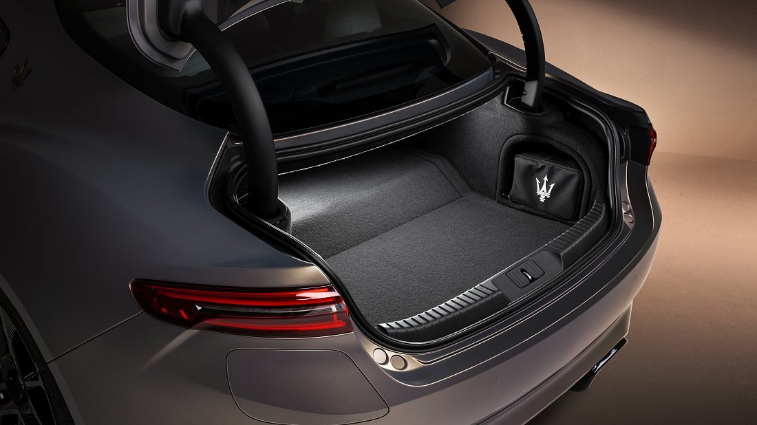Maserati GranTurismo Folgore (2024-…) багажник, сиденья подняты, грузовое пространство, объем багажника, вместимость багажника, место для хранения