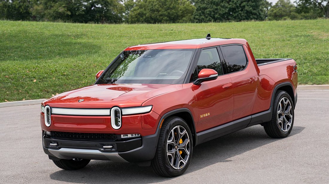 Rivian R1T Dual Motor Standard (2025-...) вид спереди, передняя часть в три четверти, диагональ, экстерьер