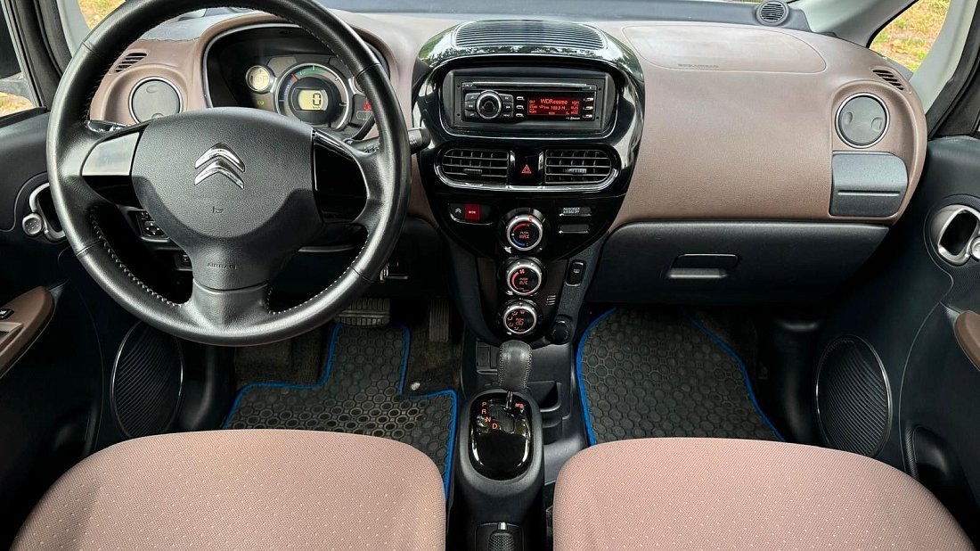 Citroën C-Zero Gen 1 (2010-2020) интерьер, переднее сиденье, водительское сиденье, приборная панель, рулевое колесо, информационно-развлекательная система, кокпит