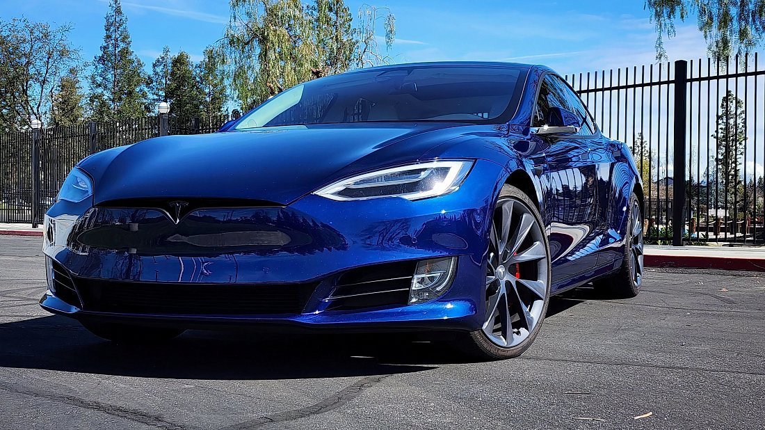 Tesla Model S Performance (2020-2021) вид спереди, спереди сбоку, по диагонали, экстерьер