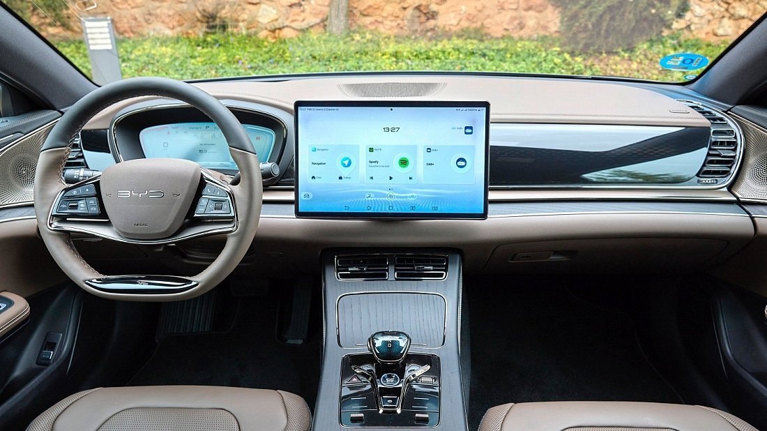BYD Han AWD (2023-…) интерьер, переднее сиденье, водительское сиденье, приборная панель, рулевое колесо, информационно-развлекательная система, кокпит