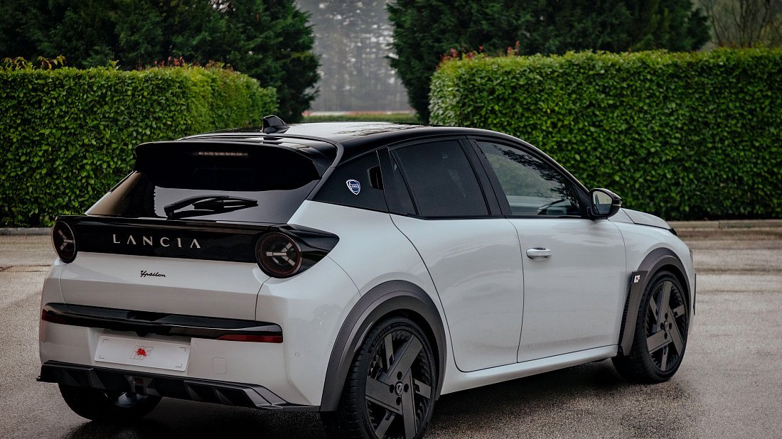Фото Lancia Ypsilon 54 kWh HF (2025-...) задняя часть под углом