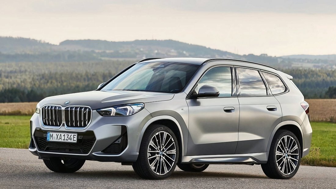 BMW iX1 xDrive30 (2022-…) вид спереди, спереди сбоку, по диагонали, экстерьер