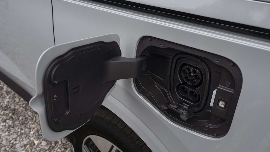 Фото Ford e-Tourneo Courier (2024-…) порт для зарядки (Европа)
