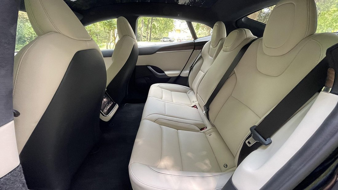 Tesla Model S Plaid (2021-…) задние сиденья, пассажирские сиденья, пространство для ног, пространство над головой, интерьер
