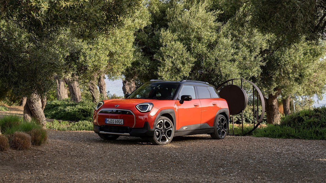 Mini Aceman SE (2024-…) вид спереди, спереди сбоку, по диагонали, экстерьер