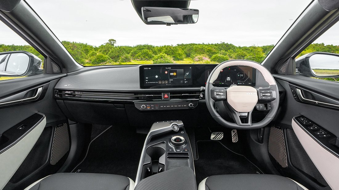Kia EV6 Standard Range RWD (2024-…) интерьер, переднее сиденье, водительское сиденье, приборная панель, рулевое колесо, информационно-развлекательная система, кокпит