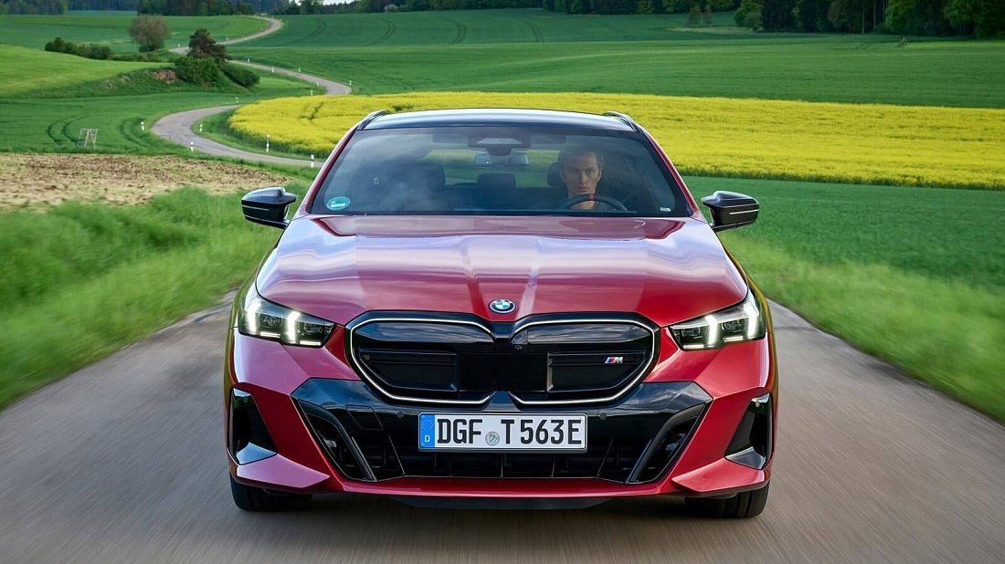 BMW i5 Touring M60 xDrive (2025-…) передняя часть, решетка радиатора, фары, бампер, экстерьер