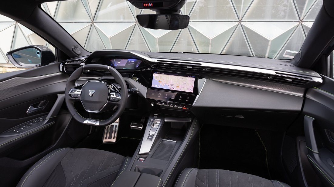 Peugeot e-308 Station Wagon (2023-…) интерьер, переднее сиденье, водительское сиденье, приборная панель, рулевое колесо, информационно-развлекательная система, кокпит