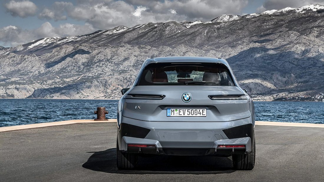 BMW iX xDrive50 (2021-2025) вид сзади, задние фонари, багажник, спойлер, эмблема, бампер, экстерьер