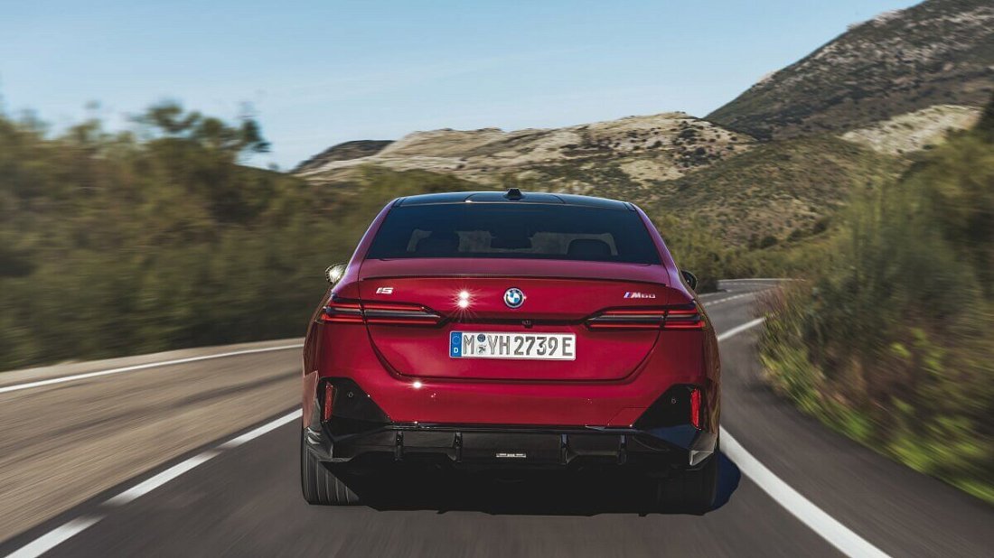 BMW i5 M60 xDrive (2025-…) вид сзади, задние фонари, багажник, спойлер, эмблема, бампер, экстерьер