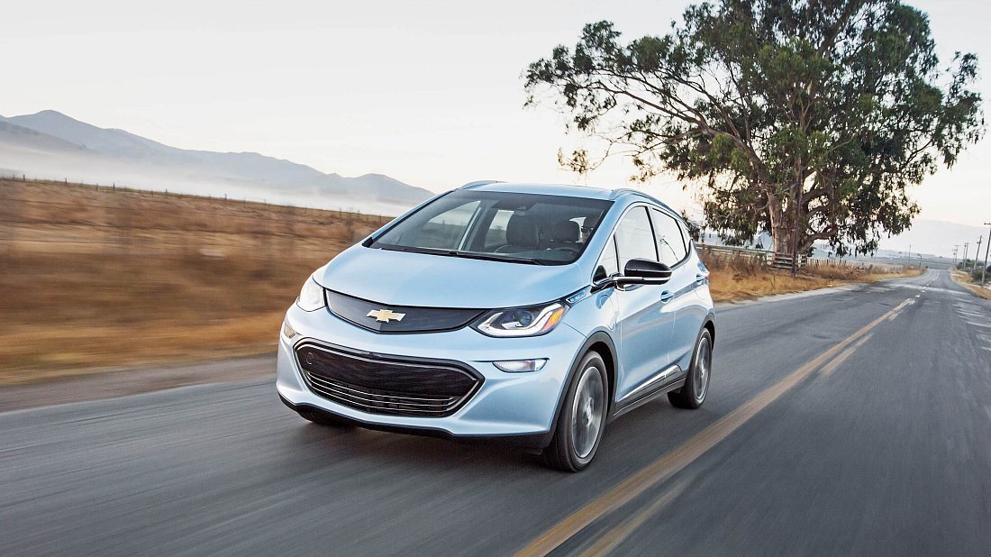 Chevrolet Bolt EV Gen 1 (2017-2019) вид спереди, спереди сбоку, по диагонали, экстерьер