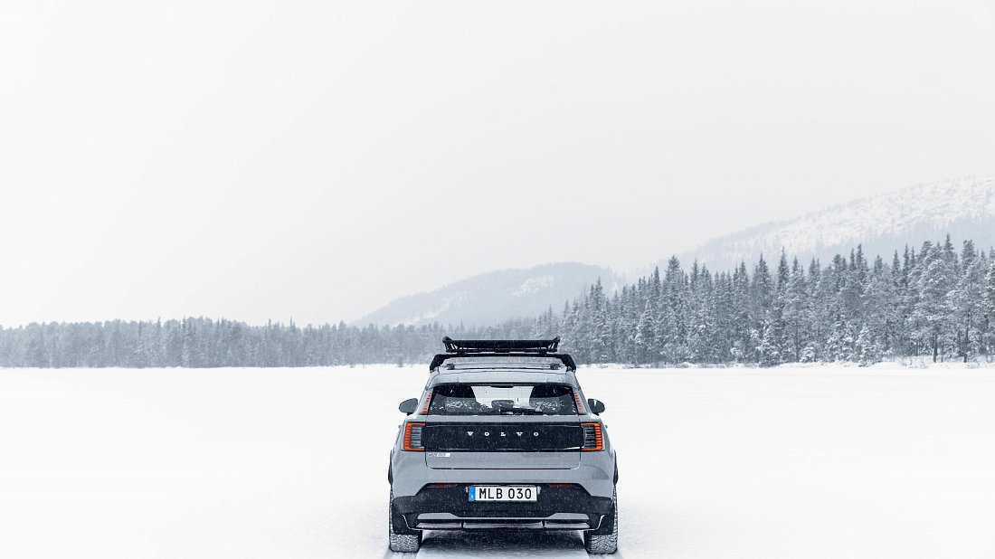 Volvo EX30 Cross Country (2025-…) вид сзади, задние фонари, багажник, спойлер, эмблема, бампер, экстерьер