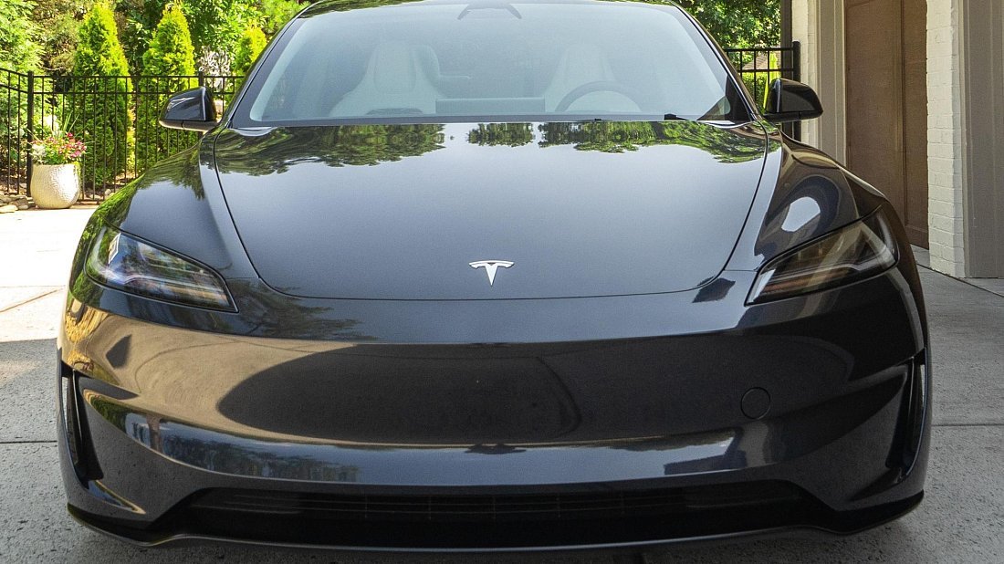 Фото Tesla Model 3 Performance (2025-...) вид спереди