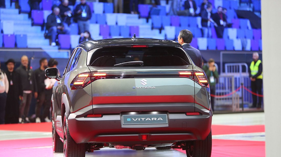 Фото Suzuki e Vitara 61 kWh FWD (2025-…) вид сзади, задние фонари