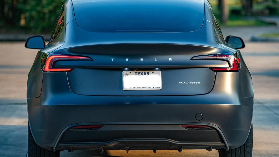 Фото Tesla Model 3 Premium RWD (2025-...) вид сзади, задние фонари