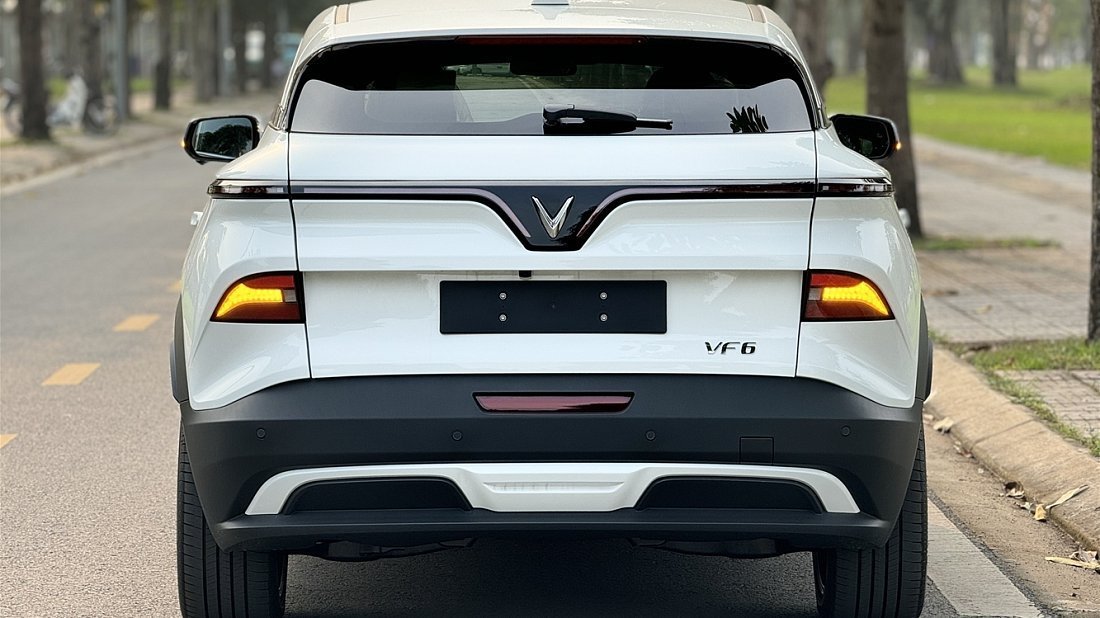 VinFast VF 6 Plus (2024-…) вид сзади, задние фонари, багажник, спойлер, эмблема, бампер, экстерьер