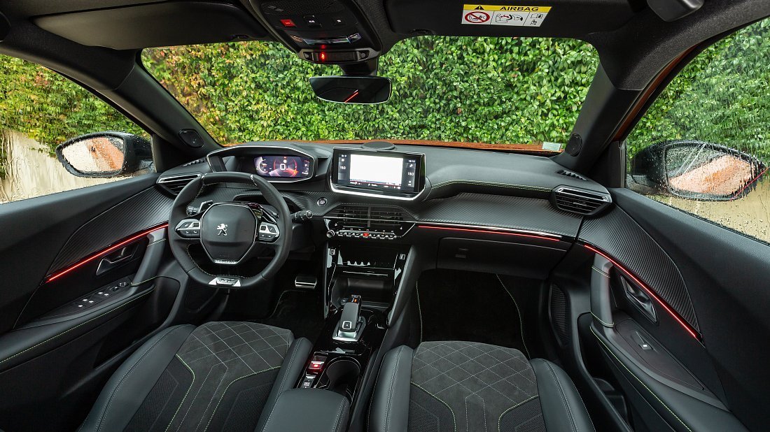 Фото Peugeot e-2008 50 kWh (2021-2023) интерьер