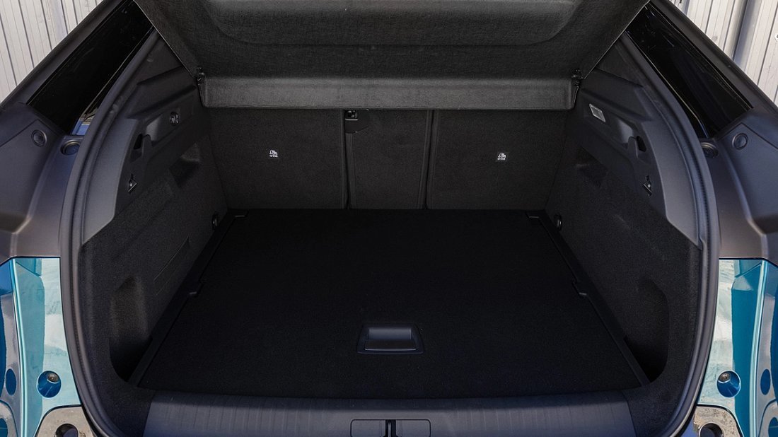 Peugeot e-3008 73 kWh Dual Motor AWD (2024-…) багажник, сиденья подняты, грузовое пространство, объем багажника, вместимость багажника, место для хранения