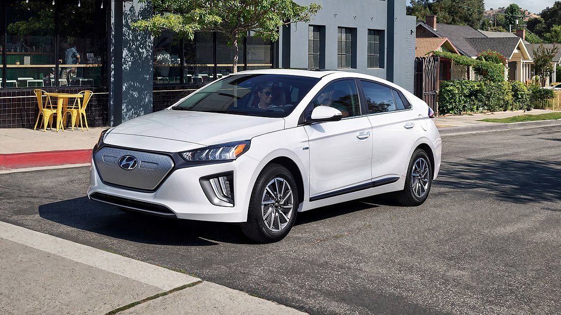 Hyundai Ioniq Electric Gen 2 (2019-2022) вид спереди, спереди сбоку, по диагонали, экстерьер