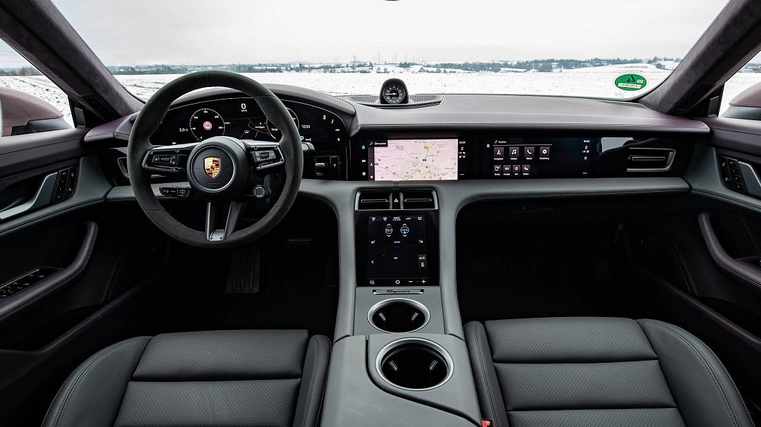 Porsche Taycan 4S Plus (2020-2024) интерьер, переднее сиденье, водительское сиденье, приборная панель, рулевое колесо, информационно-развлекательная система, кокпит