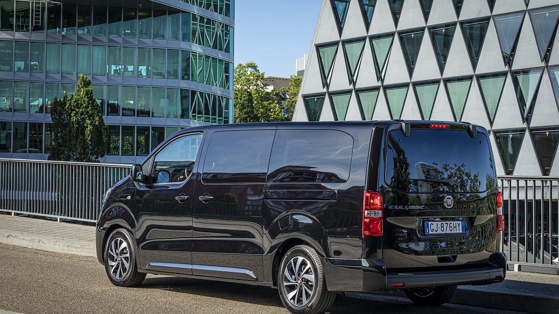 Fiat E-Ulysse L3 50 kWh (2022-2024) задняя часть в три четверти, вид в три четверти, диагональ, экстерьер