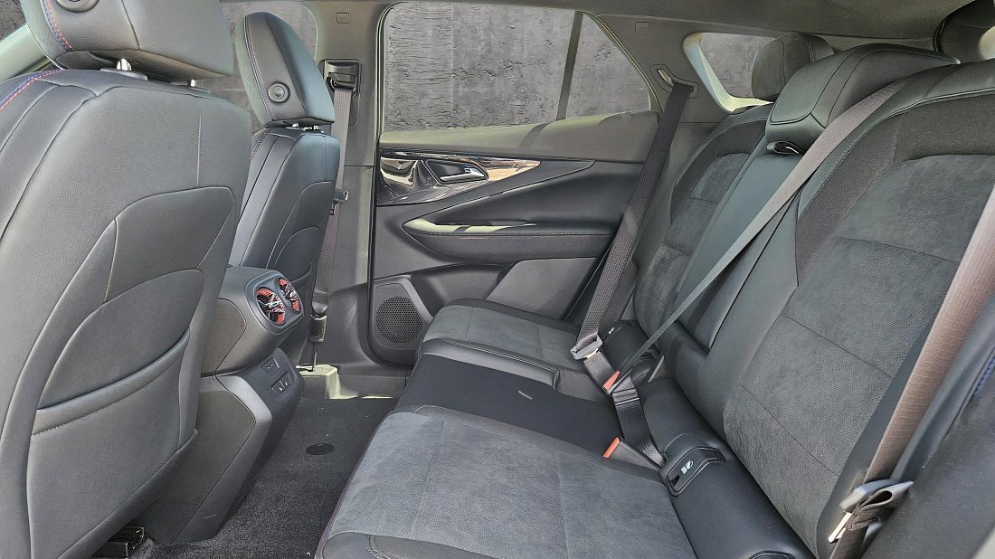 Chevrolet Blazer EV AWD (2023-…) задние сиденья, пассажирские сиденья, пространство для ног, пространство над головой, интерьер