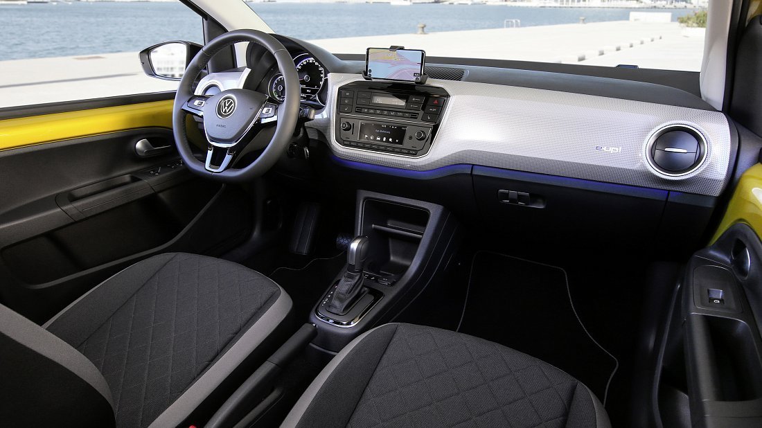 Volkswagen e-Up! 36.8 kWh (2020-2023) интерьер, переднее сиденье, водительское сиденье, приборная панель, рулевое колесо, информационно-развлекательная система, кокпит