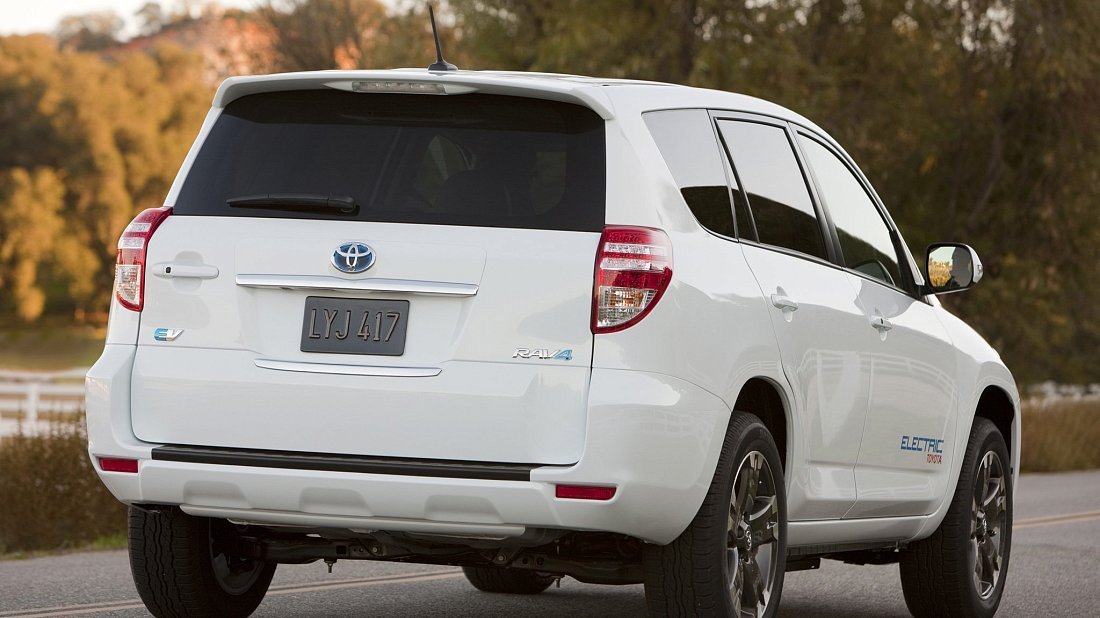 Toyota RAV4 EV Gen 2 (2012-2014) вид сзади, задние фонари, багажник, спойлер, эмблема, бампер, экстерьер