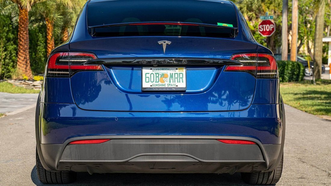 Tesla Model X Dual Motor (2021-…) вид сзади, задние фонари, багажник, спойлер, эмблема, бампер, экстерьер