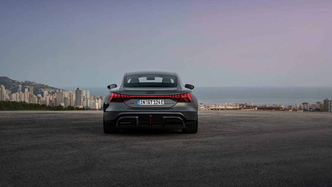 Audi e-tron GT RS (2024-…) вид сзади, задние фонари, багажник, спойлер, эмблема, бампер, экстерьер