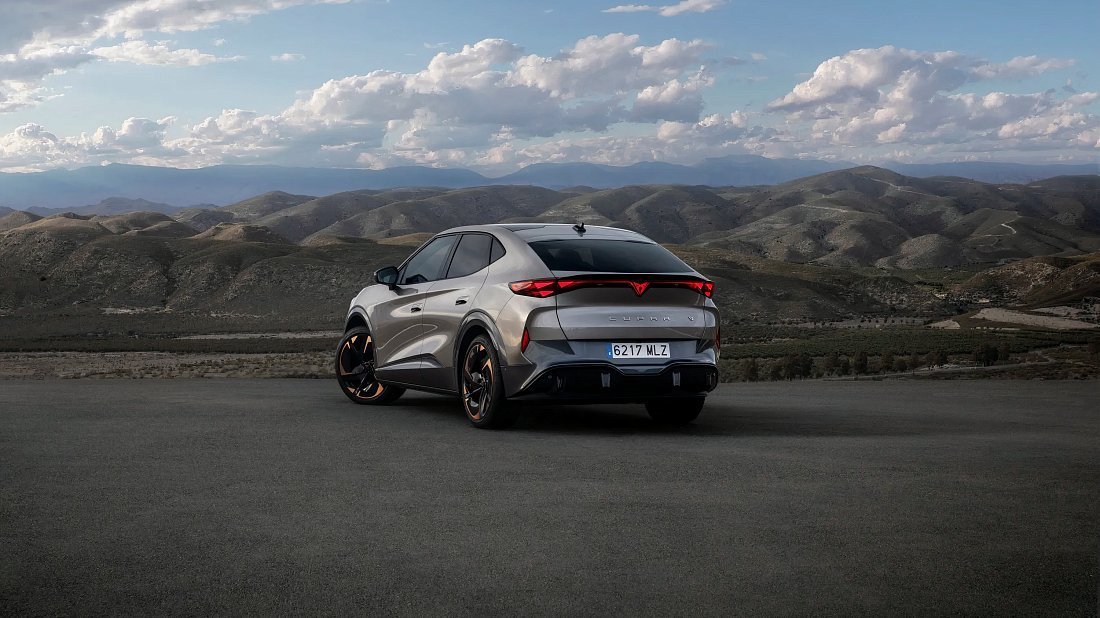 Cupra Tavascan Endurance (2023-…) вид сзади, задние фонари, багажник, спойлер, эмблема, бампер, экстерьер