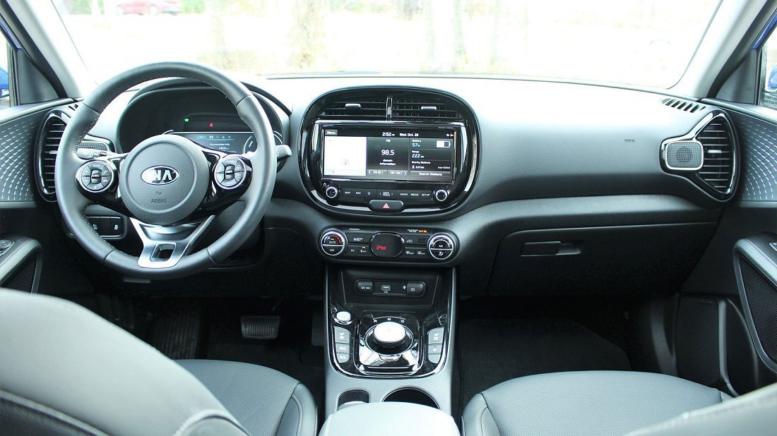 Kia Soul EV Standard Range (2020-…) интерьер, переднее сиденье, водительское сиденье, приборная панель, рулевое колесо, информационно-развлекательная система, кокпит