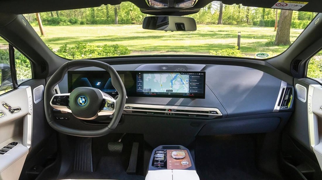 BMW iX M60 xDrive (2022-2025) интерьер, переднее сиденье, водительское сиденье, приборная панель, рулевое колесо, информационно-развлекательная система, кокпит