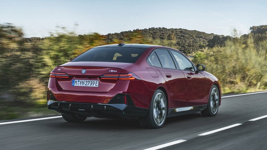 BMW i5 M60 xDrive (2025-…) задняя часть в три четверти, вид в три четверти, диагональ, экстерьер