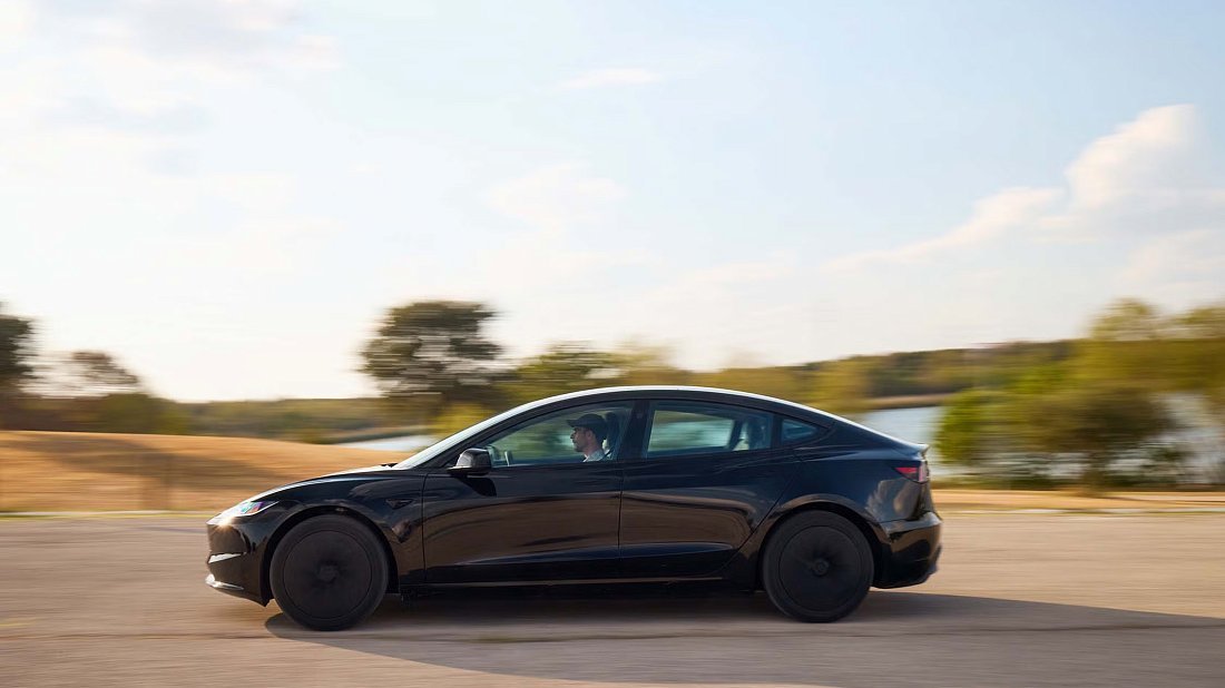 Фото Tesla Model 3 Standard RWD (2025-...) вид сбоку