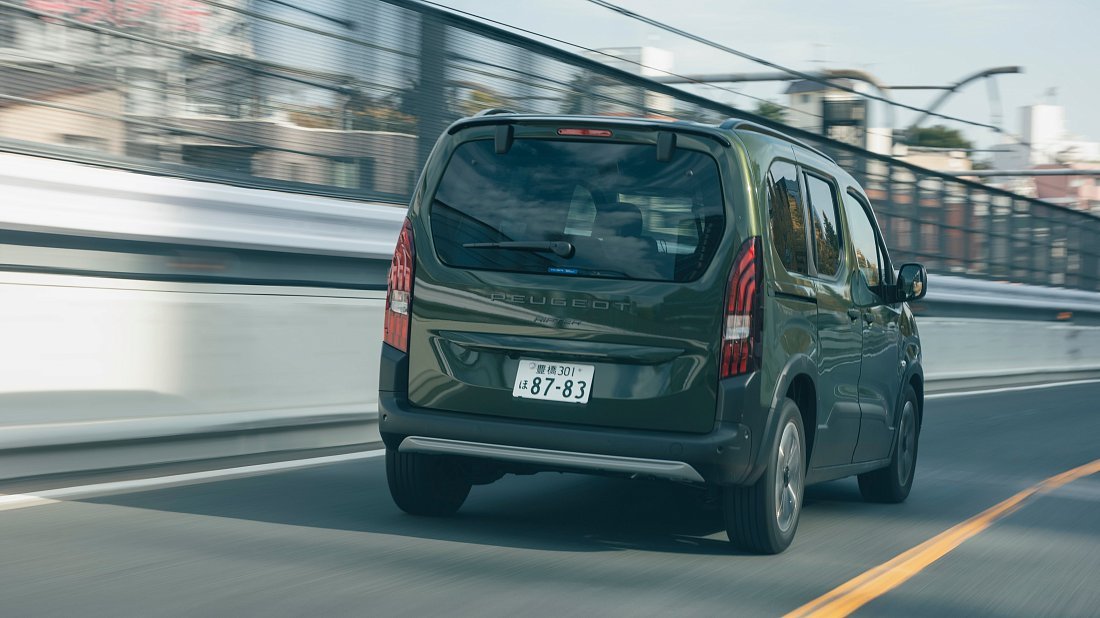 Peugeot e-Rifter M 50 kWh (2024-...) вид сзади, задние фонари, багажник, спойлер, эмблема, бампер, экстерьер