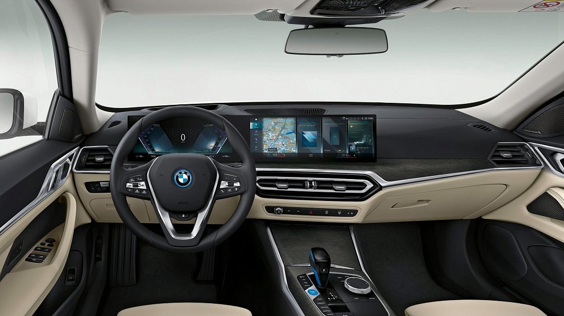 BMW i4 eDrive35 (2022-2024) интерьер, переднее сиденье, водительское сиденье, приборная панель, рулевое колесо, информационно-развлекательная система, кокпит